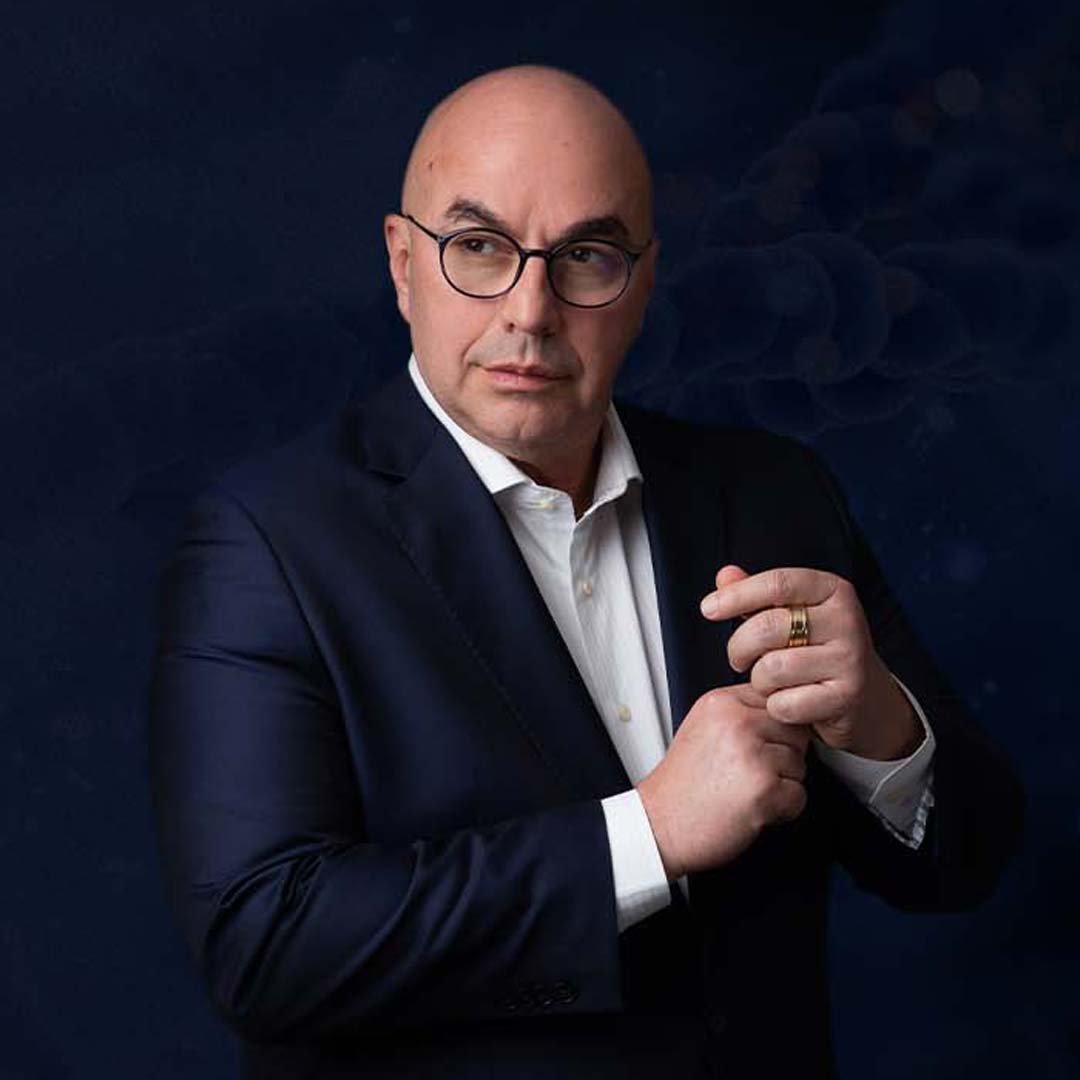 Dr. Tércio Rocha em atendimento na Clínica Tércio Rocha